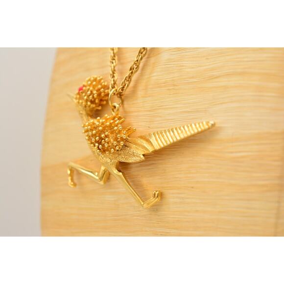 Vintage Roadrunner Necklace Pendant Brushed Textured Gold Tone Chunky 1980s Bin2 - Picture 10 of 12